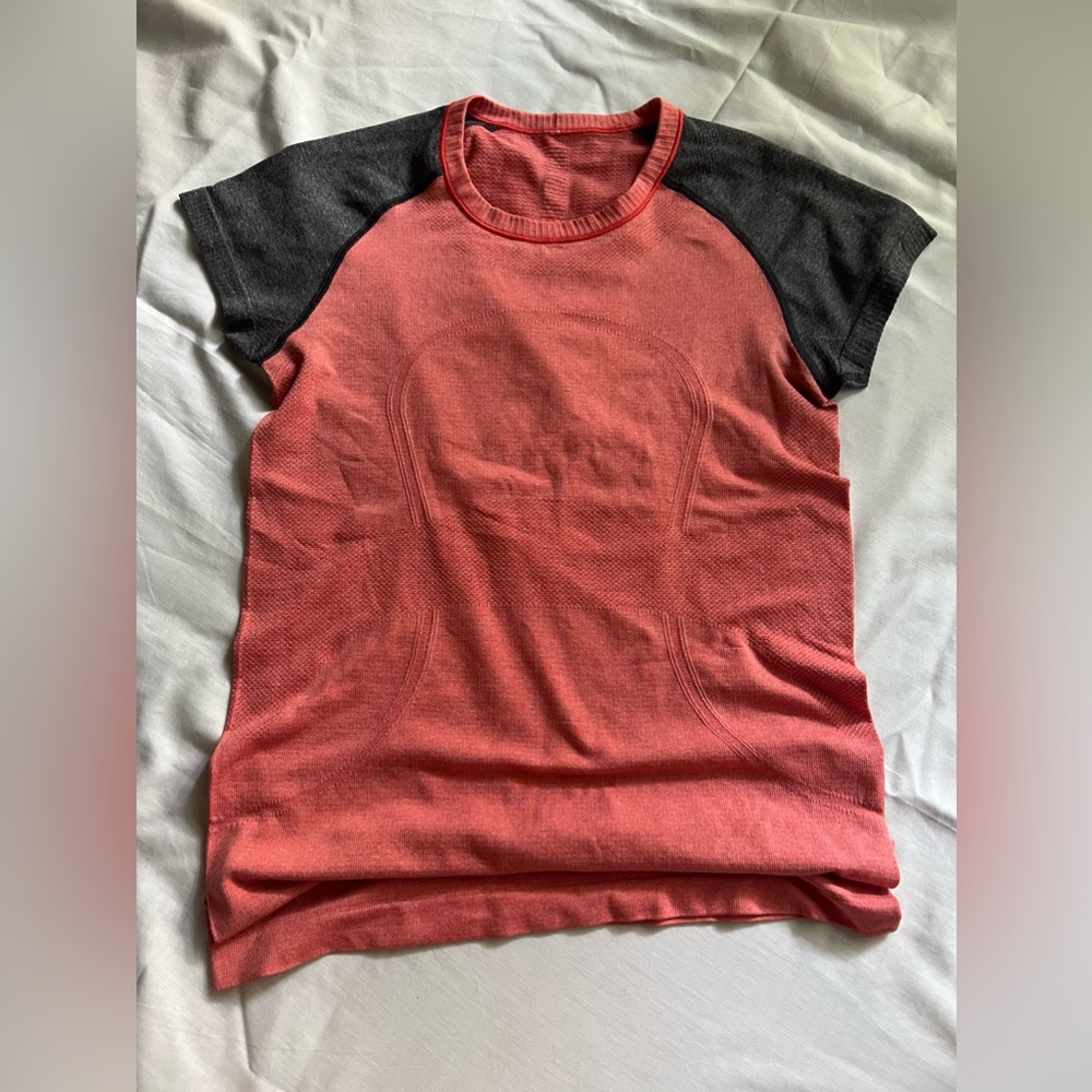 Lululemon Run: Swiftly Tech Short Sleeve
Love Red / Deep Coal Size 8